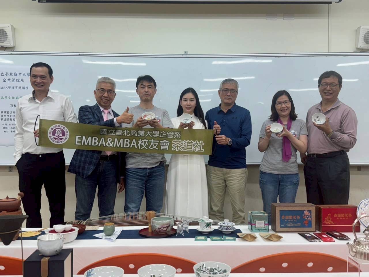 校友會頒發聘書，孫戈擔任北商茶道社社長