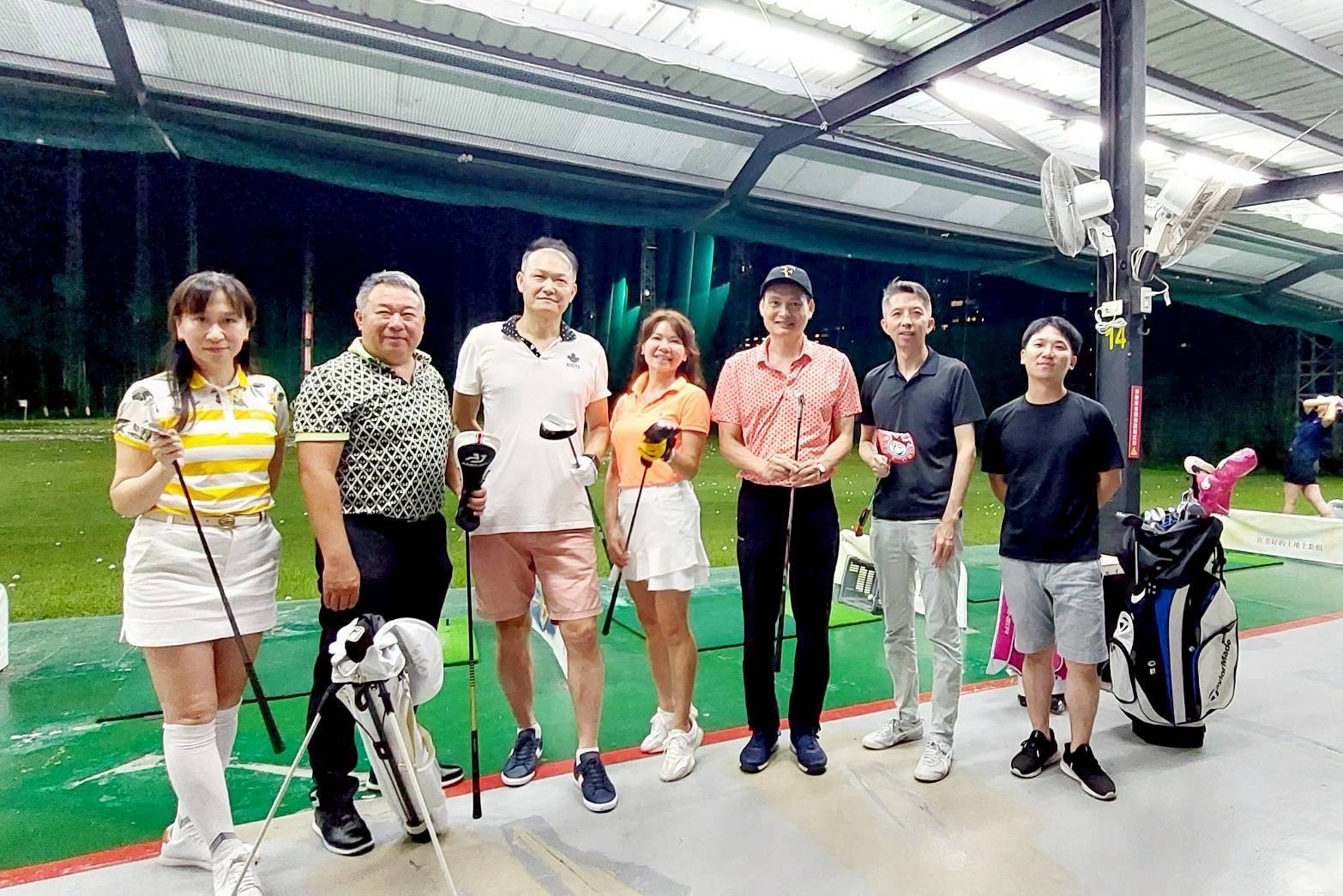 喬大室內練習場會改變高度的地板廣東觀瀾湖國際高爾夫球場模擬練習